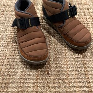 Women’s winter snow Chaco Brown Boots  8.5 runs small, like 8